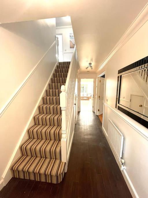 The Woodlands, Shortstay, Ideal For Families, Relocation, Contractors, Travel Stay Horley Kültér fotó